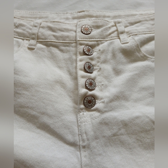 Women's Cream Button-Up Shorts‎ - Picture 10 of 12
